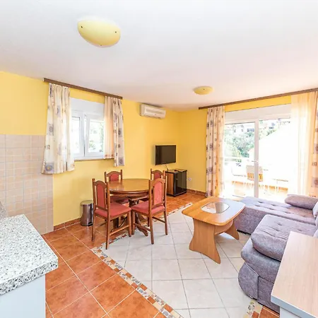1 Bedroom In Okrug Gornji 트로기르