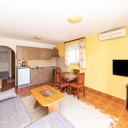1 Bedroom In Okrug Gornji Lägenhet Trogir