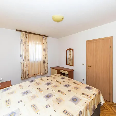 1 Bedroom In Okrug Gornji *