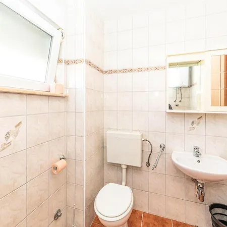 1 Bedroom In Okrug Gornji Lägenhet