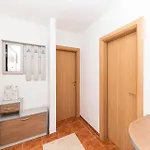 1 Bedroom In Okrug Gornji *